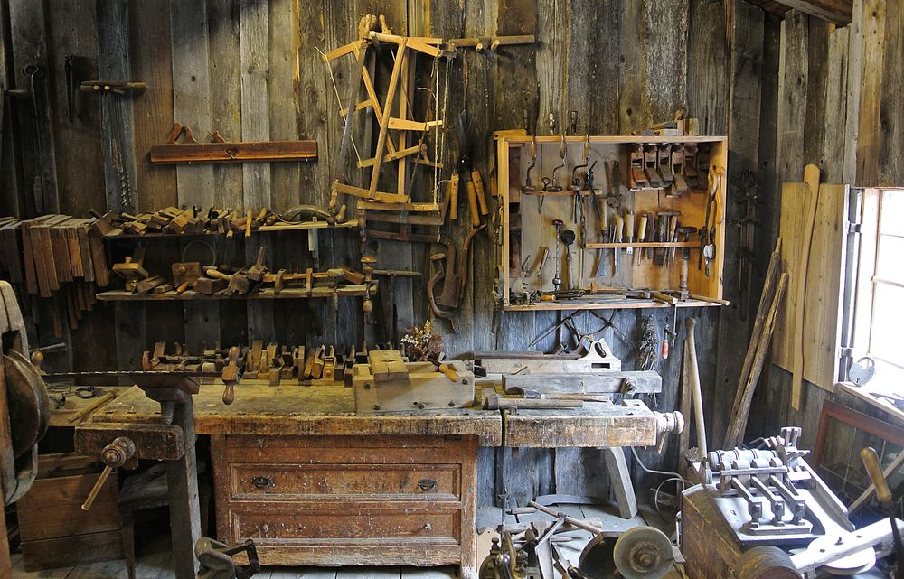 Atelier d'ébénisterie et établi traditionnel